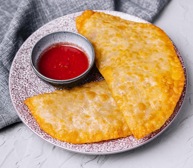 Burekas fritas con relleno en plato de piedra