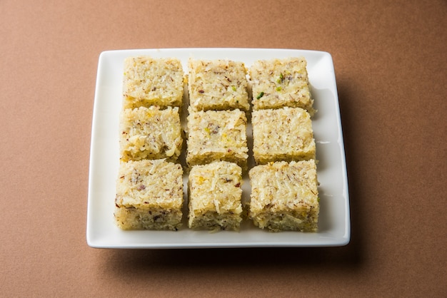 Burfi de coco doce ou nariyal barfi, doce popular indiano feito de coco, leite e açúcar