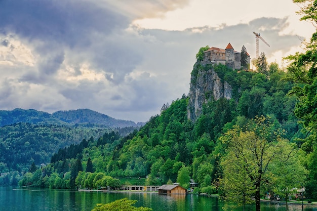 Burg auf dem Felsen am Bleder See, Slowenien