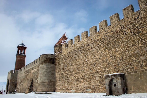 Burg Erzurum und Glockenturm im Winter. Das Symbol von Erzurum.