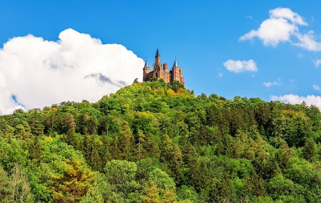 Burg Hohenzollern am sonnigen Tag des grünen Hügels in Deutschland