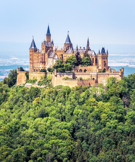 Burg Hohenzollern oder Burg auf dem Berggipfel Deutschland Europa