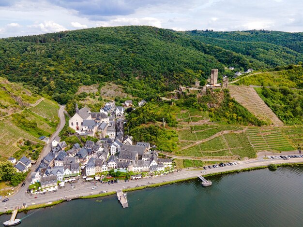 Foto burg metternich en la ciudad de beilstein en moselle río mosel renaniapalatinado alemania