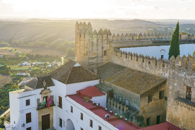 Burg und weiße Häuser rund um die Festung im andalusischen Dorf Arcos de la Frontera bei Sonnenuntergang Cadiz