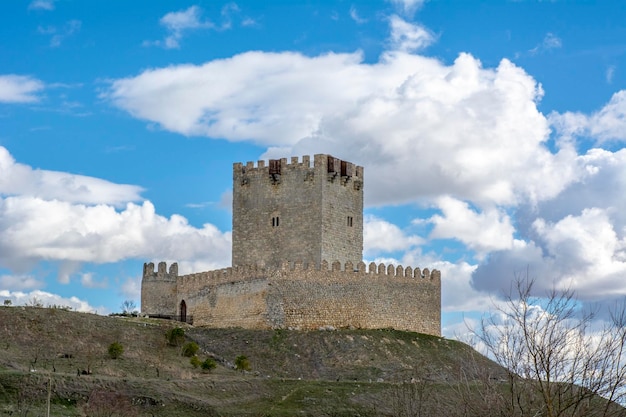 Burg von Tiedra Dorf in der Provinz Valladolid Spanien an einem sonnigen Wintertag