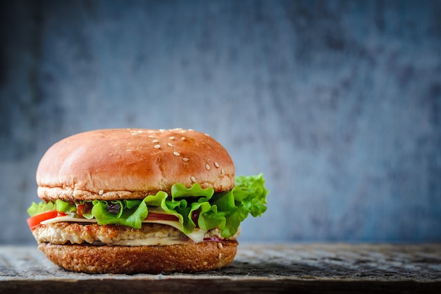 Burger auf einem dunklen Hintergrund