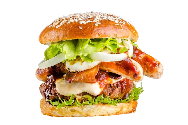 Burger auf einem schwarzen leeren, mit Gemüse, Rindfleisch, Schweinefleisch, Huhn, Käse, isoliert auf weißem Hintergrund