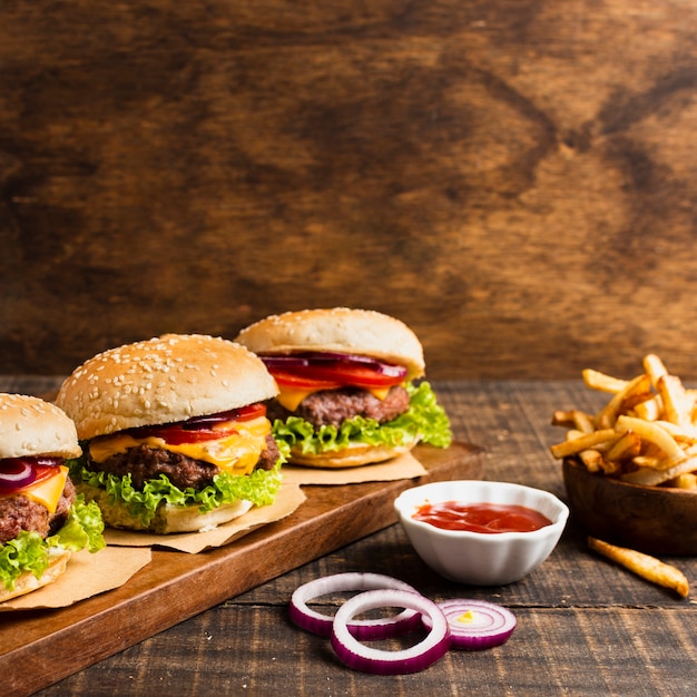 Burger auf hölzernem Behälter mit Pommes-Frites