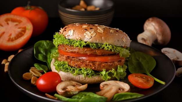 Burger auf pflanzlicher Basis mit veganem Schnitzel und Bio-Zutaten. Gesundes Essen, veganes Ernährungskonzept.