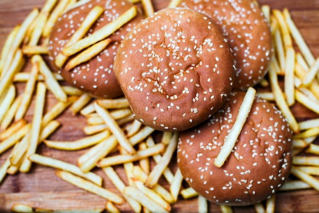 Burger Brötchen mit Pommes Frites