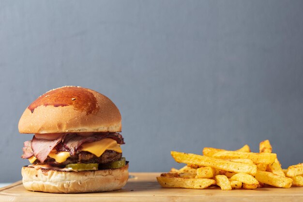 Foto burger, carne dupla, queijo cheddar, bacon, cebolas fritas, picles.