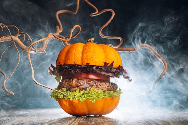 Burger halloween halloween conceito de um hambúrguer com grandes rissóis de carne com rolos de cabeça de abóbora para o feriado de halloween