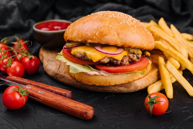 Burger-Hamburger mit Pommes-Frites-Schneidebrett