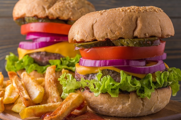 Burger, Hamburger mit Pommes Frites und frischem Gemüse.