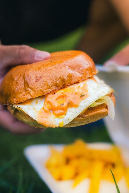 Burger in der Hand