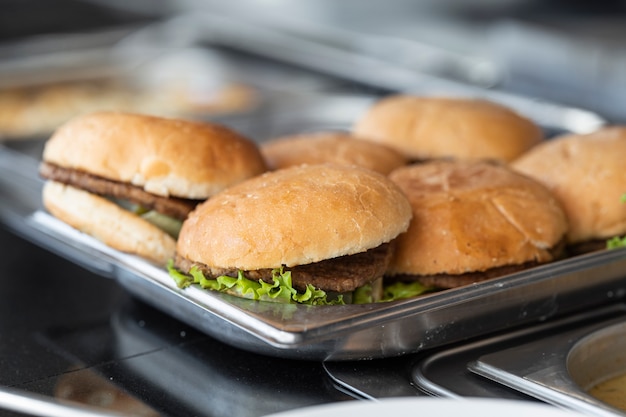 Burger in einem Hotelbuffet