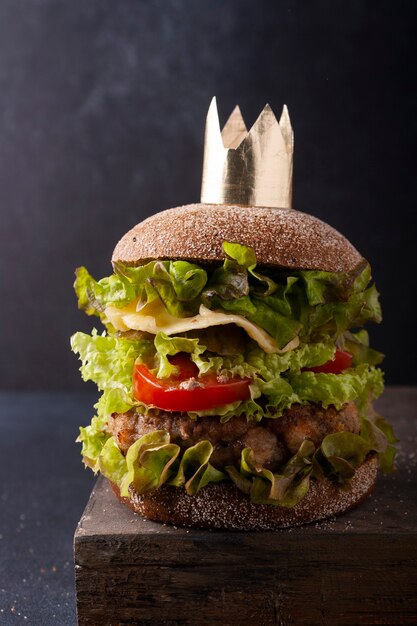 Burger King aus Brotsalat Koteletts eingelegte Gurke Tomatenkäse dunkel Foto