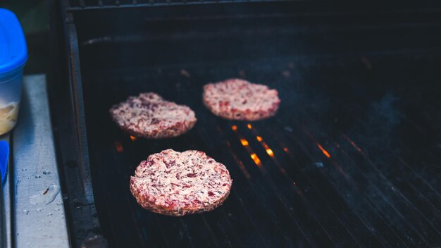 Burger Kotelett gegrilltes Picknick mit Barbecue im Freien Kotelett Barbecue gebraten auf Metallgrill
