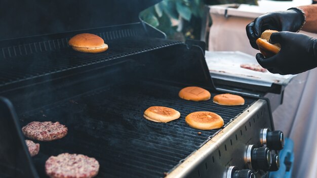 Burger Kotelett und Brötchen gegrilltes Picknick mit Barbecue im Freien