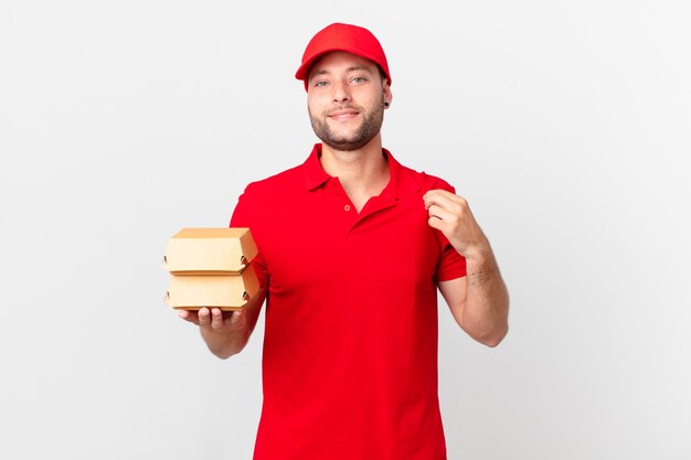 Burger liefern Mann, der arrogant, erfolgreich, positiv und stolz aussieht