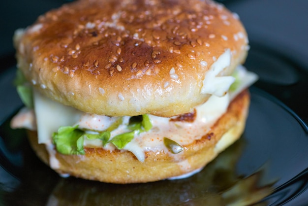 Burger mit appetitlicher Kruste auf dunklem Hintergrund