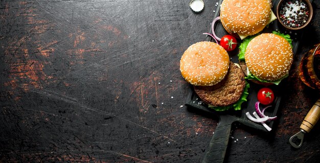 Foto burger mit bier und gewürzen