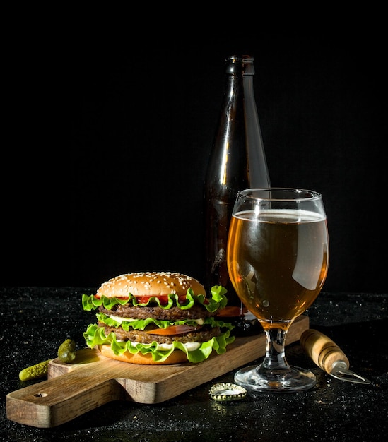 Burger mit Bier