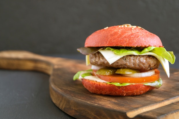 Burger mit bunten Brötchen