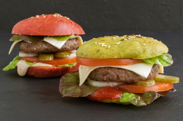 Burger mit bunten Brötchen