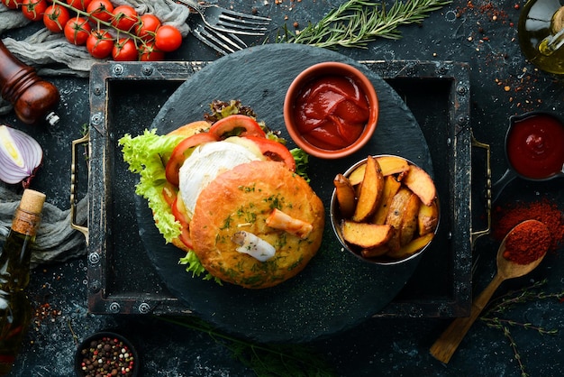 Burger mit Camembert-Käse und Fleisch Pommes Frites und Ketchup Draufsicht freier Platz für Ihren Text Rustikaler Stil