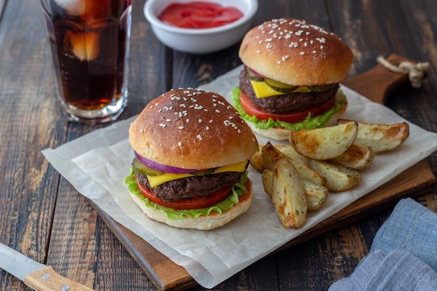 Burger mit Fleisch, Tomaten, Gurken, Käse und Zwiebeln. Amerikanische Küche. Fast Food.