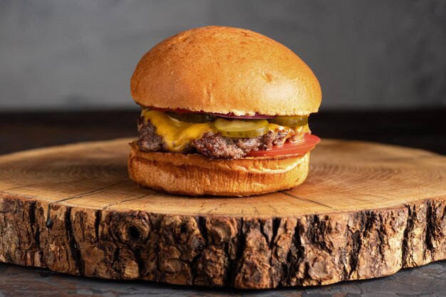 Burger mit Fleischburger auf einem Holztisch saftiger Burger mit verschiedenen Füllungen