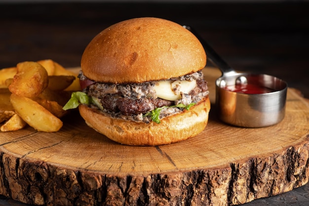 Burger mit Fleischburger auf einem Holztisch saftiger Burger mit verschiedenen Füllungen