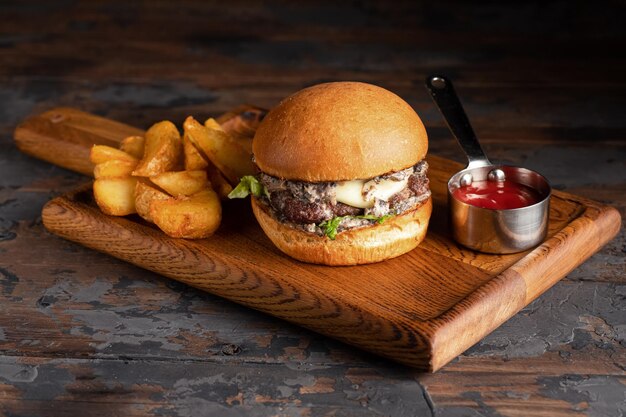 Burger mit Fleischburger auf einem Holztisch saftiger Burger mit verschiedenen Füllungen