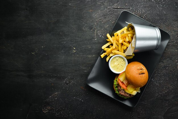 Burger mit Fleischkäse und Pommes Frites Draufsicht Freier Platz für Ihren Text