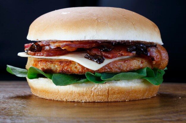 Burger mit Fleischsalat und Spezialsauce