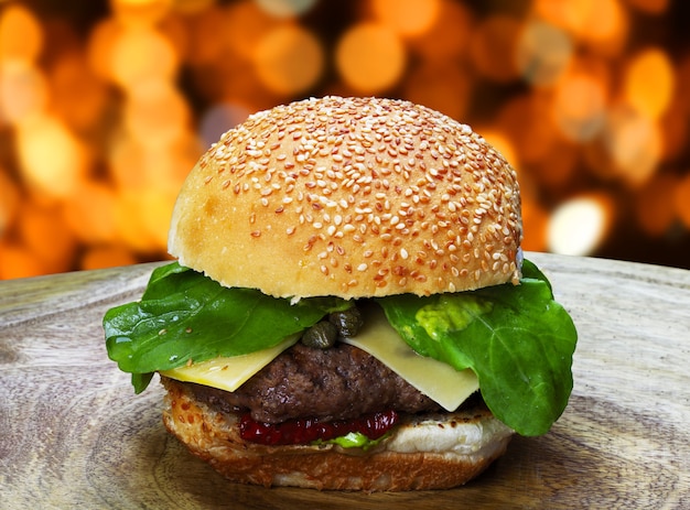 Burger mit Fleischsauce und Spezialsauce