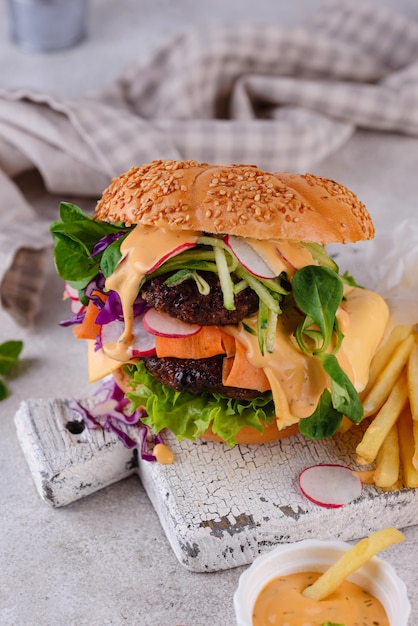 Burger mit Gemüse und pflanzlichem Schnitzel