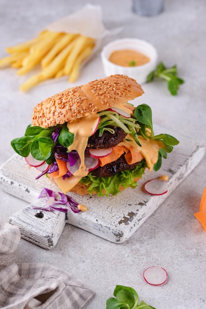 Burger mit Gemüse und pflanzlichem Schnitzel