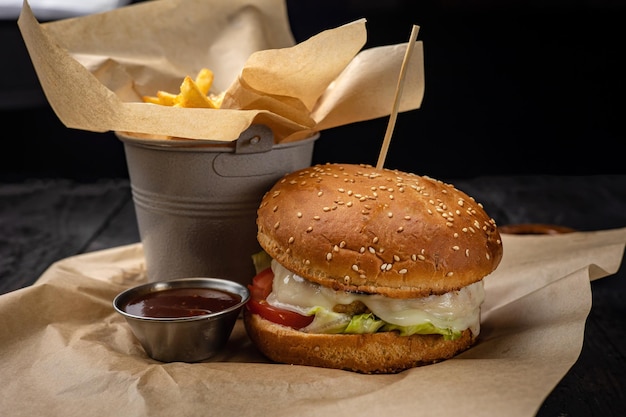 Burger mit Huhn, Käse und Salat