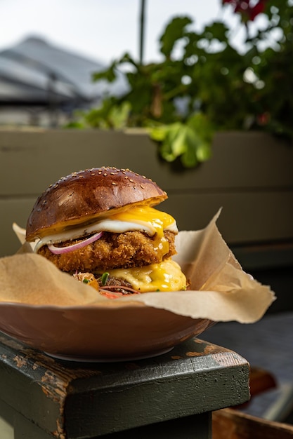 Burger mit Huhn, Käse und Salat