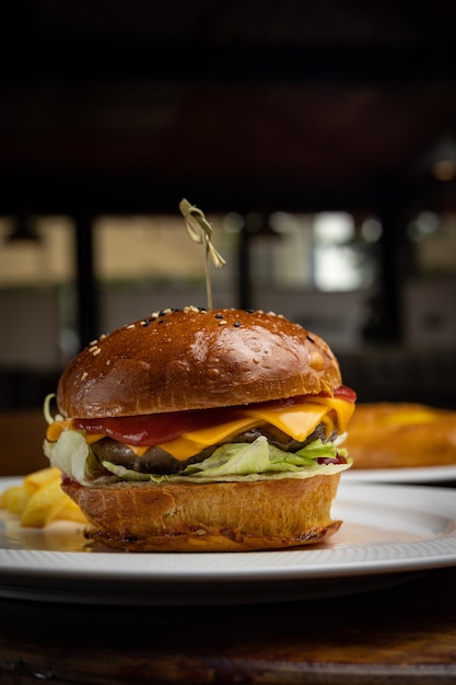 Burger mit Huhn, Käse und Salat