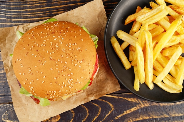 Burger mit Pommes Frites Draufsicht