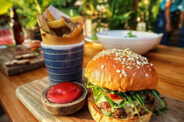 Foto burger mit pommes frites und tomatensauce