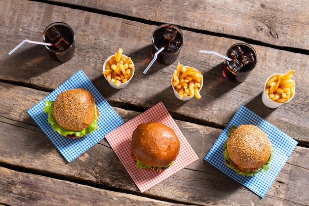 Burger mit Pommes und Cola.