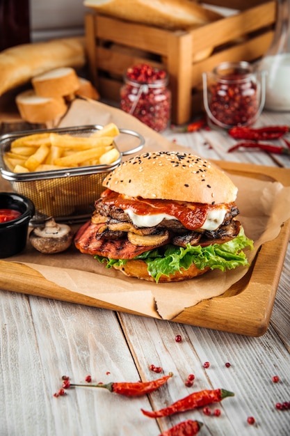 Burger mit Rinderschnitzel Champignons und Schinken