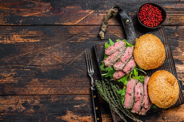 Burger mit Rindersteakscheiben, Rucola und Spinat