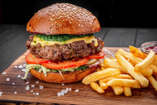 Burger mit Rindfleisch Hamburger mit Pommes