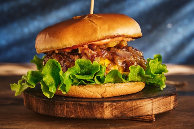 Burger mit Rindfleisch und karamellisierten Zwiebeln