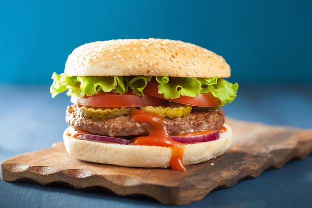 Burger mit Rindfleischpastetchen-Salat-Zwiebel-Tomaten-Ketchup